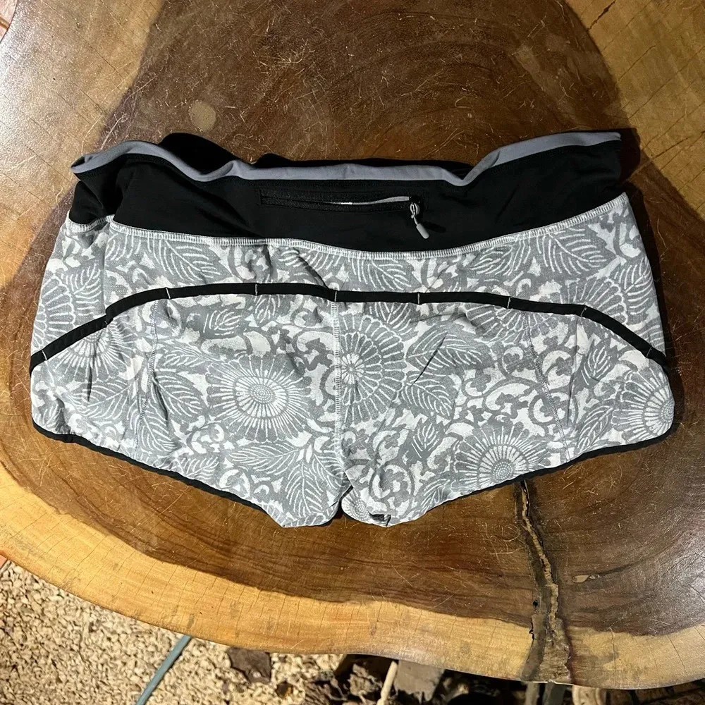 Women’s Lululemon Run: Ultra Short II Beachy Floral White Fossil Black sz 10 EUC - Image 4