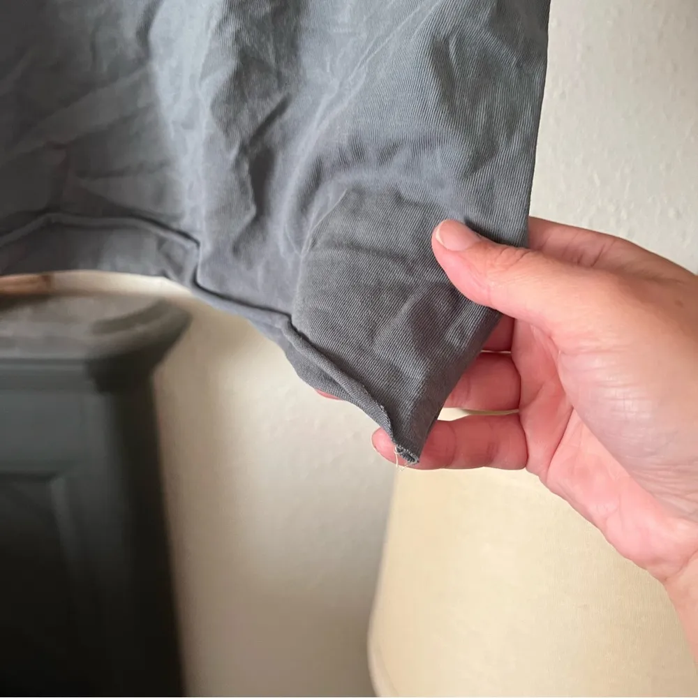 Hand painted sardines on cropped isto shirt Gray - Image 5