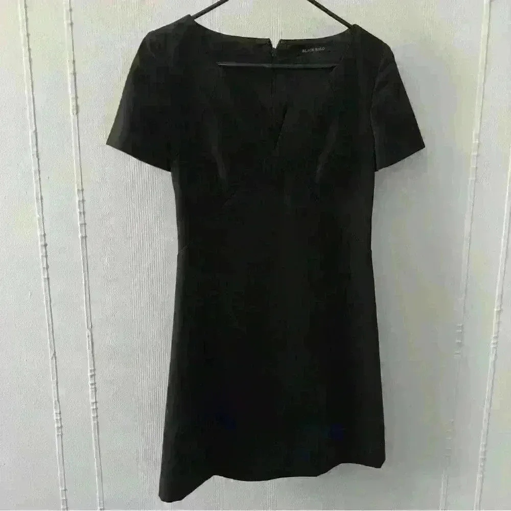 Black Halo Vneck cut in black size 4 - Image 2