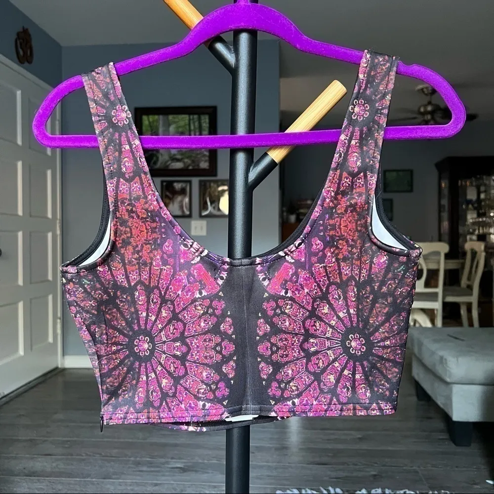 Forever 21 Red and Black Kaleidoscope Crop Top Small - Image 8