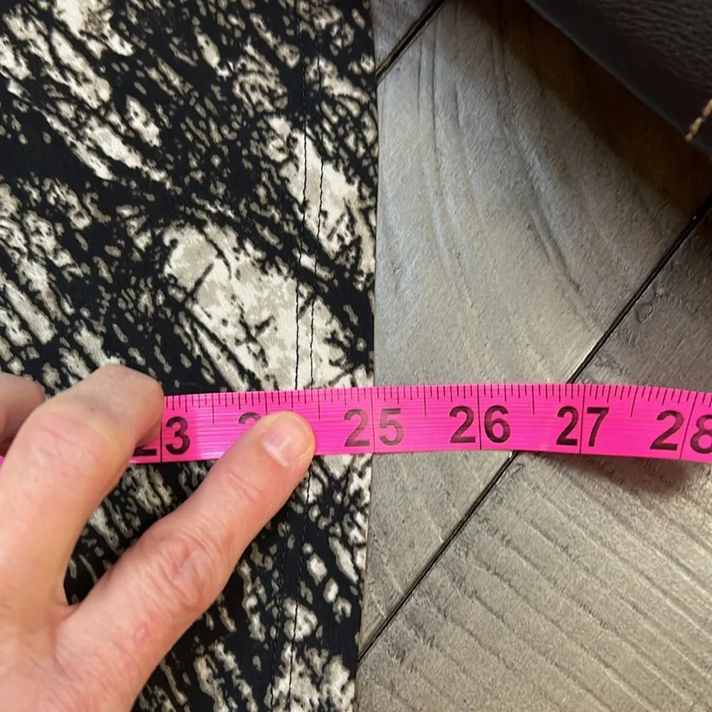 Adrienne Vittadini Black Pattern Cap Sleeve V-Neck Top EUC Size Large - Image 7