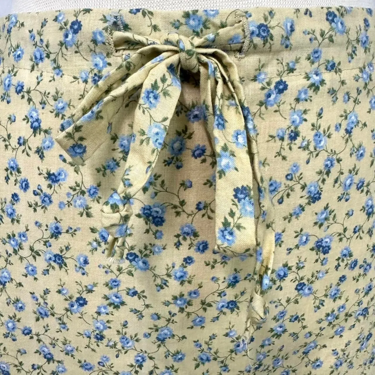 MY MICHELLE Pastel Butter Yellow Blue Rose Print Mini Skirt Women's 9/10 Y2K 90s - Image 2