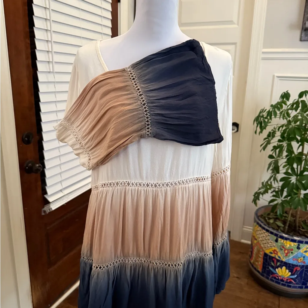 Entro EUC Elegant Bell Sleeve Embroidered  Detail Ombre Women's Top - Image 4