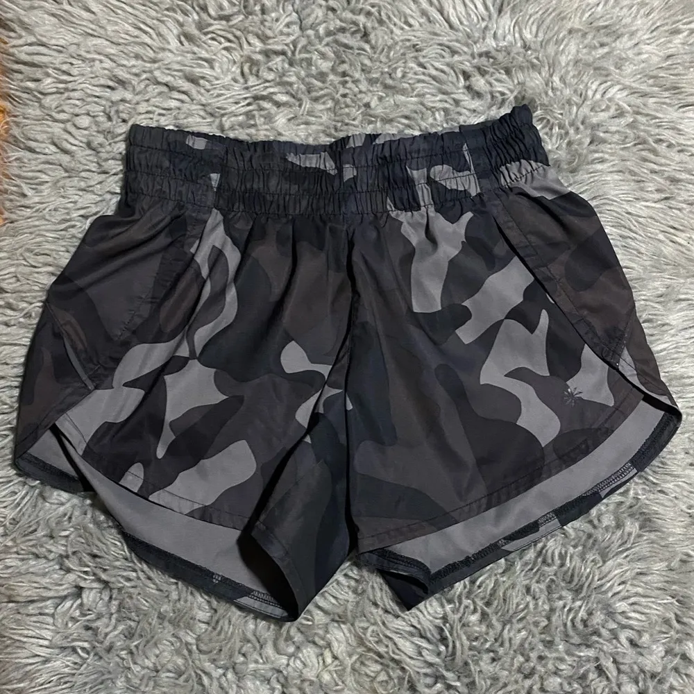 Athleta Camo Racer Run Shorts Running Shorts Workout Size Small - Image 2