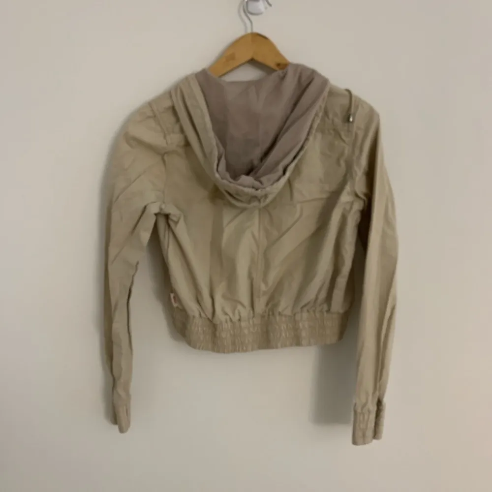 Vintage Guess Jeans beige cropped hoodie - Image 4