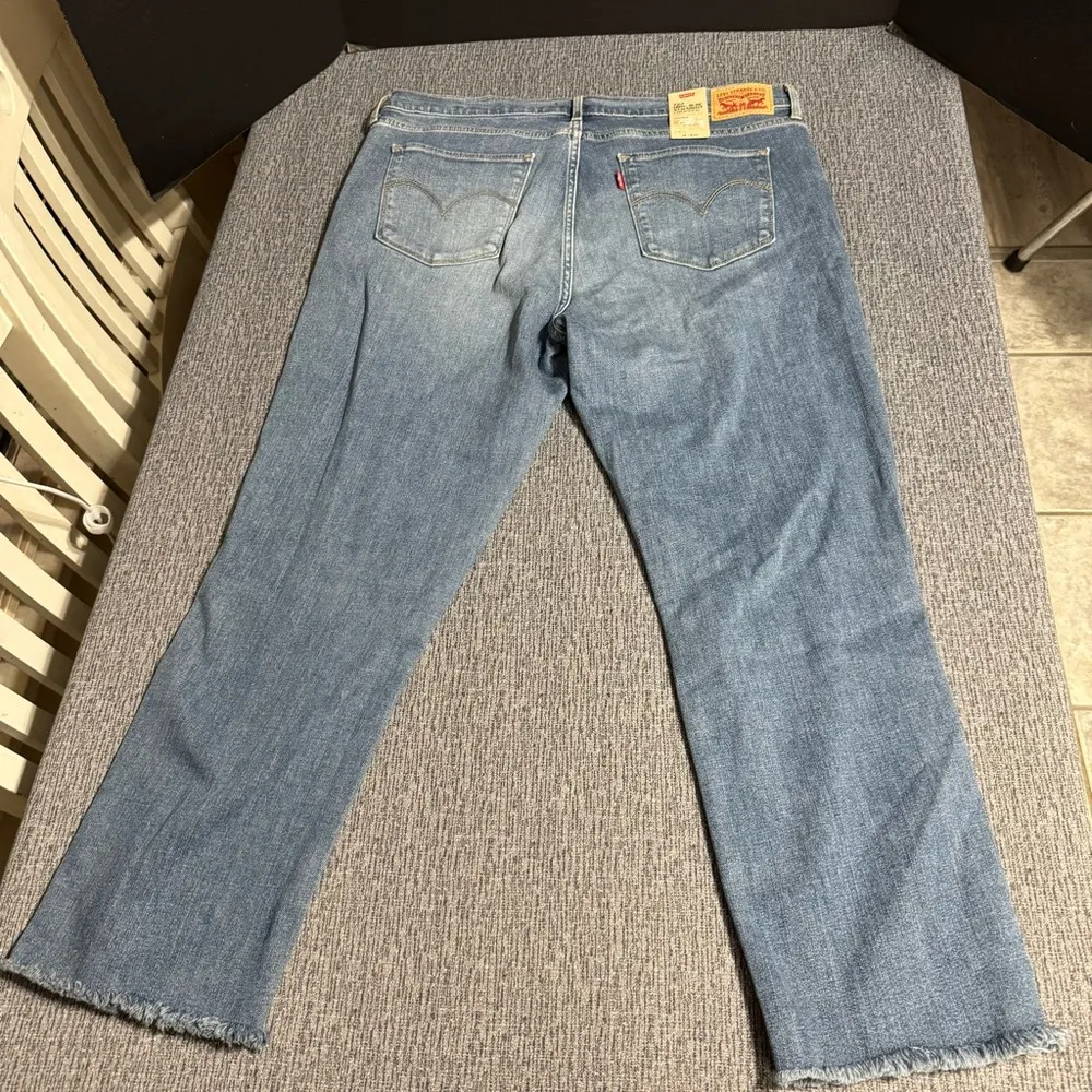 Levi’s 724 High Rise Straight Cropped Jeans - Image 4
