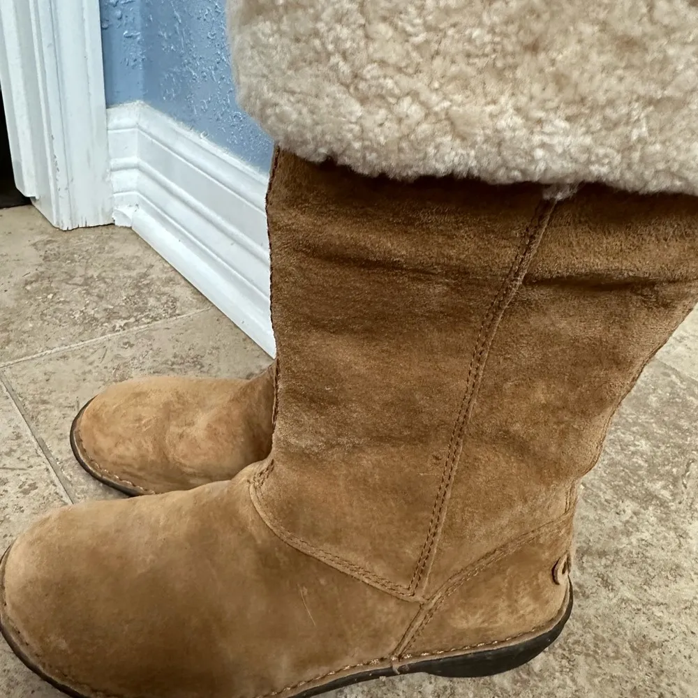 UGG KARYN size 7 zip up boot like new without box - Image 5