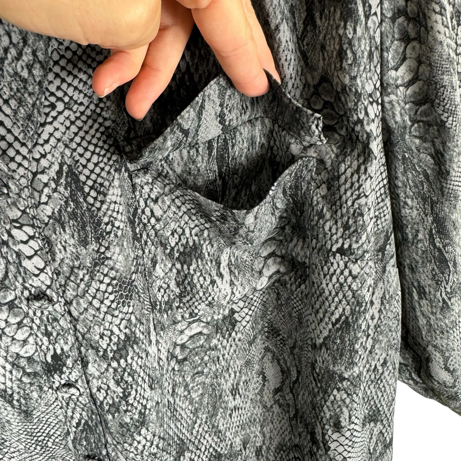 Torrid Gray Black Snakeskin 3/4 Roll Tab Button Up Collared Button Up‎ Blouse 2X - Image 3