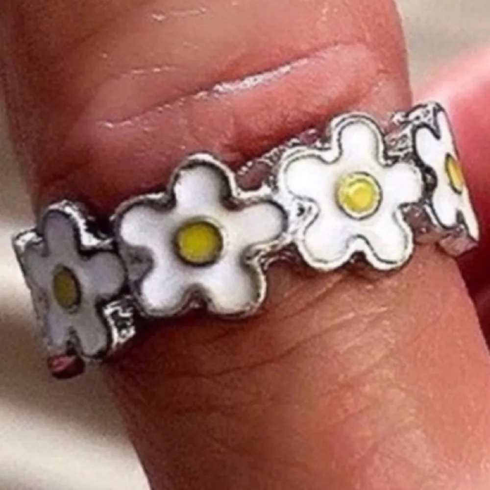 Large White Floral sunflower Thumb band/ring. Silver - Image 3