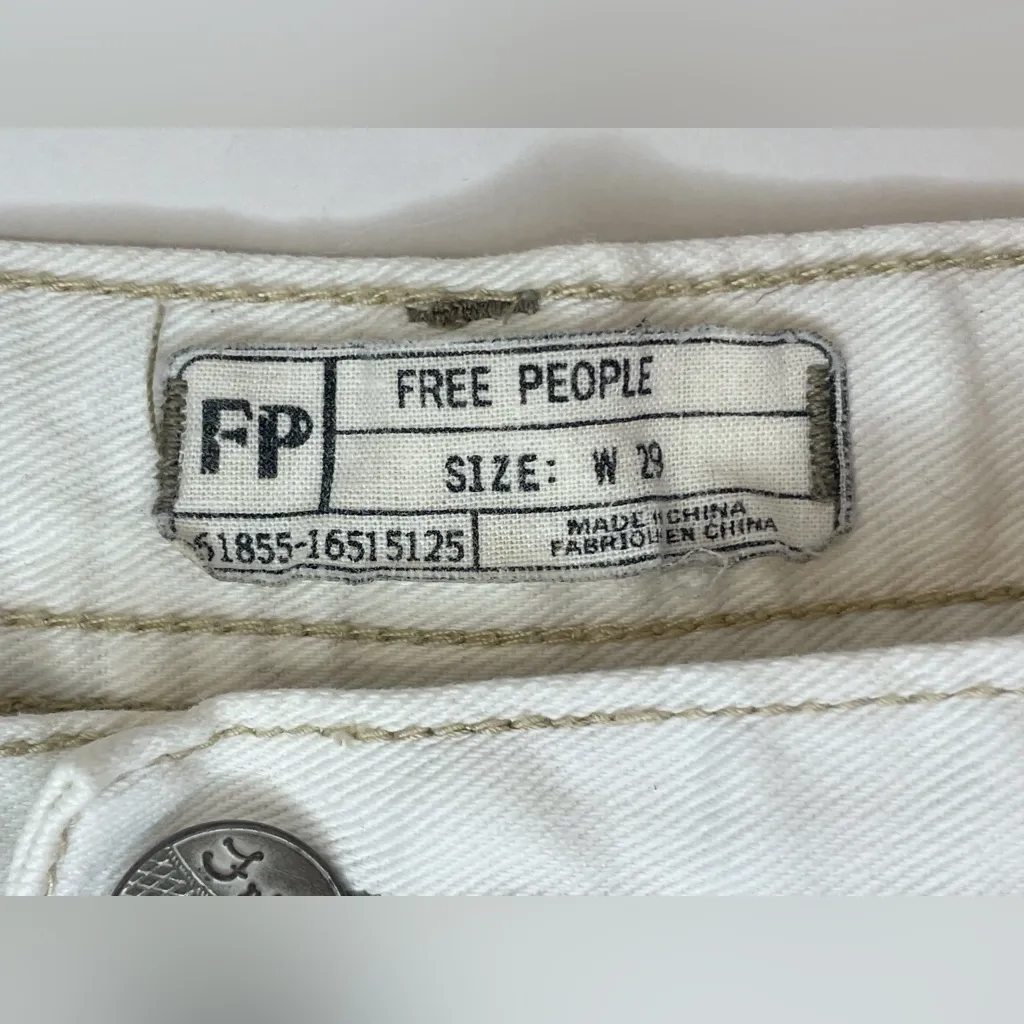 Free‎ People Women's White Denim Shorts Size 29 - Image 3