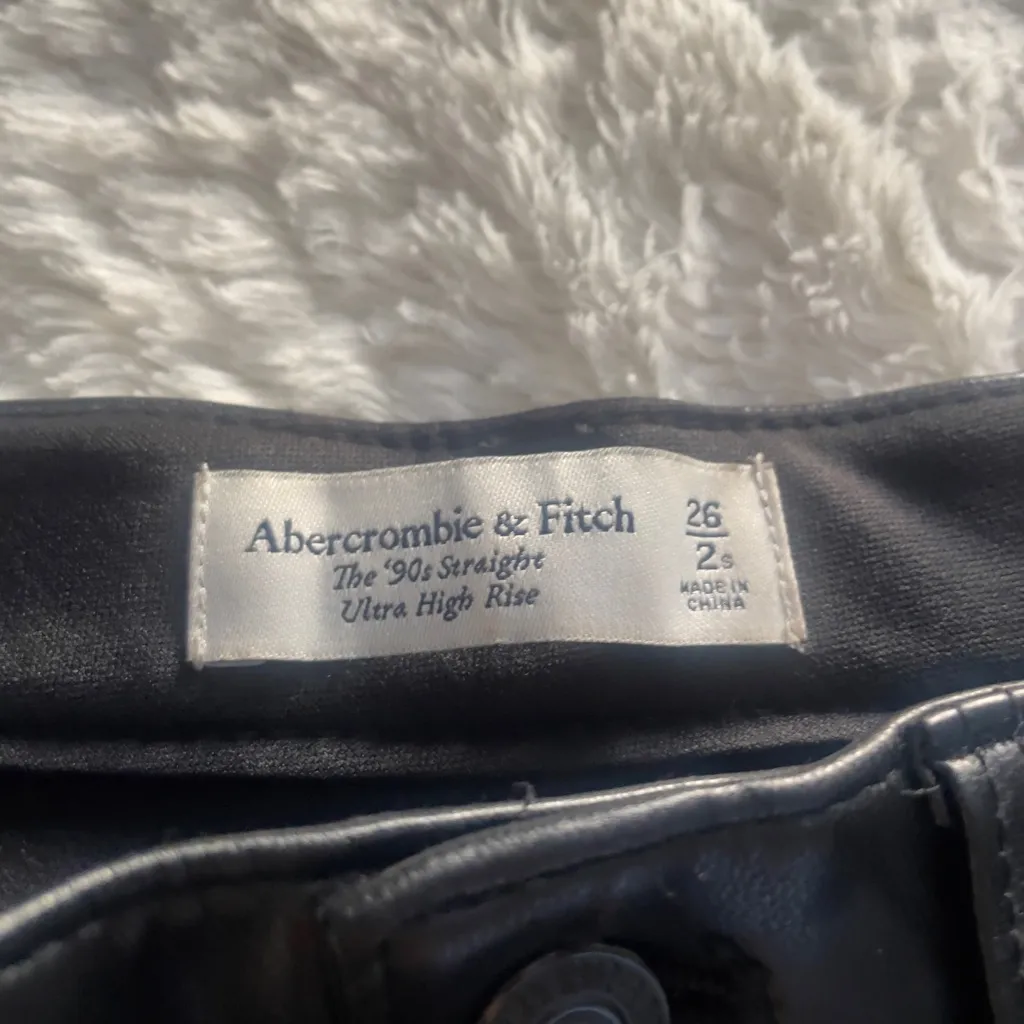 Abercrombie & Fitch 90s Ultra High Rise Vegan Leather Pant 26 SHORT - Image 4