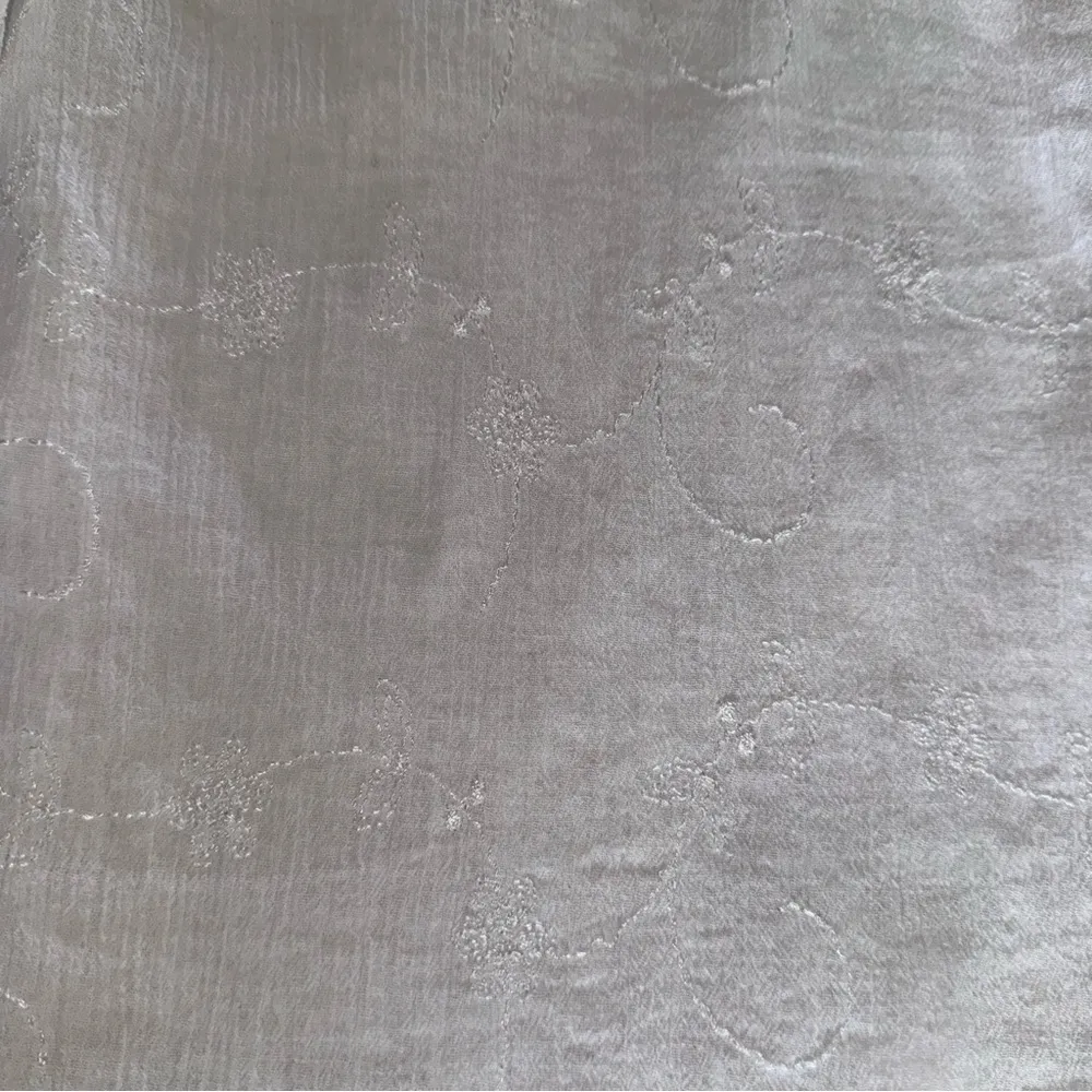 Gloria Vanderbilt white Rayon cap sleeve babydoll blouse Vneck ruffle edge large - Image 6