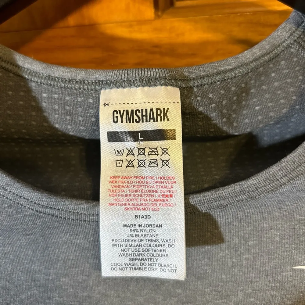 Gymshark Seamless Gray Long Sleeve W/Thumb holes Cropped Size Lg-EUC - Image 3