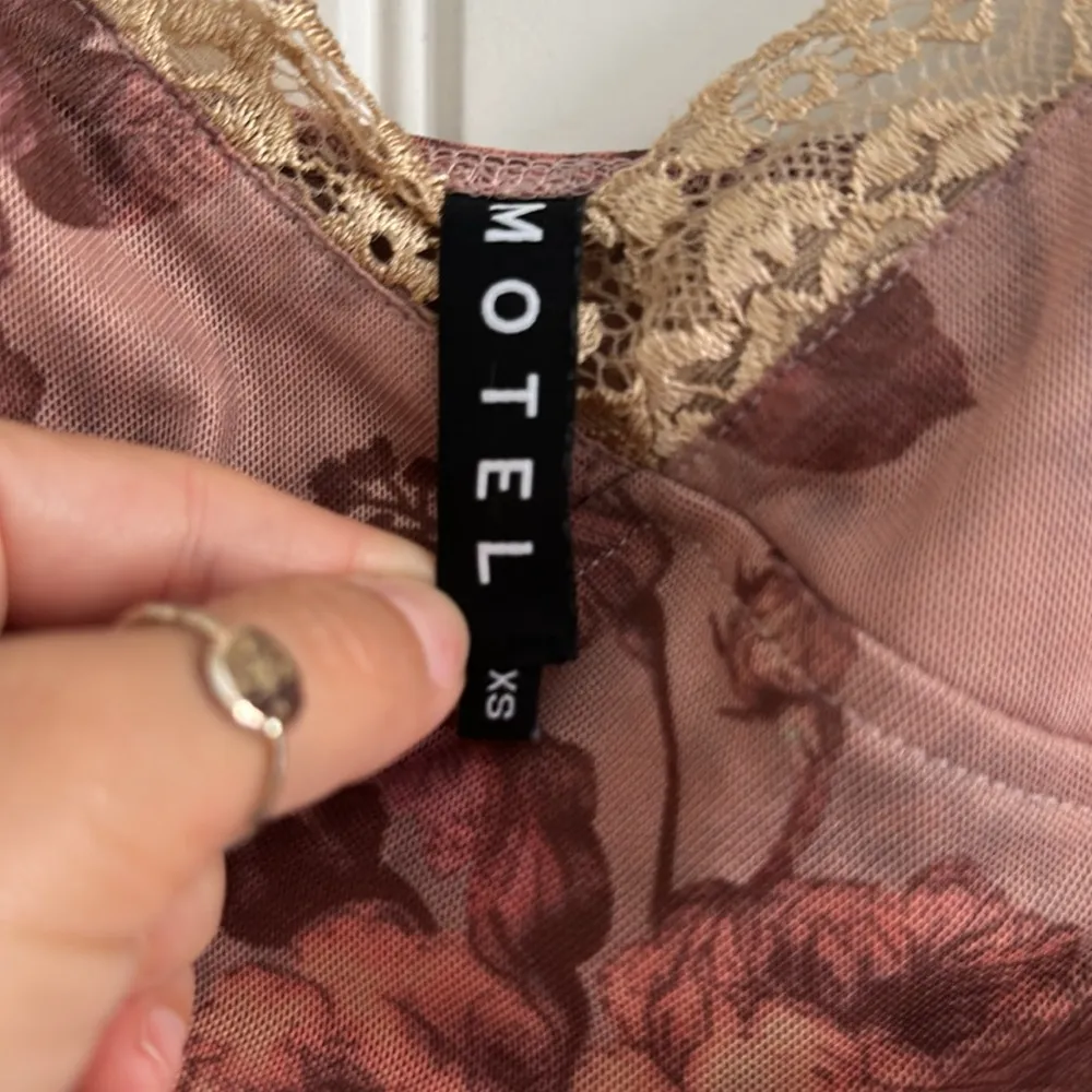 EUC MOTEL Rocks Coti Bodycon Dress In Mesh Peach Bloom With Nude Lace - Image 5