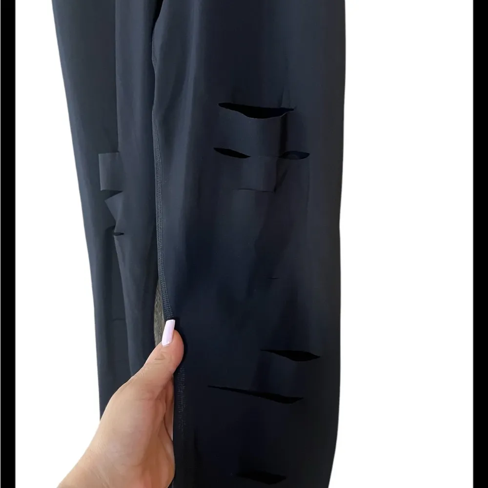 Alo Yoga Women's High Waisted Ripped Warrior Legging
XS - Image 5