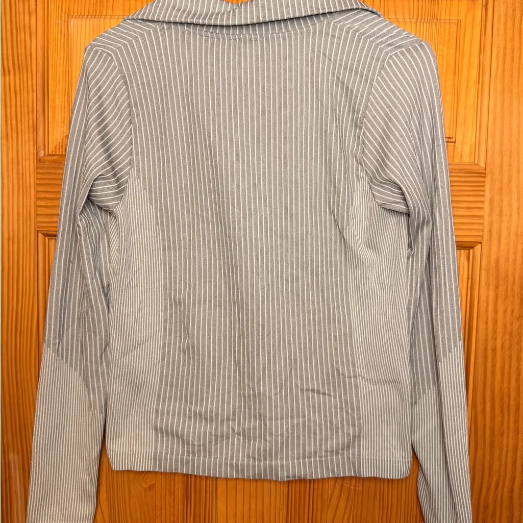 Athleta Gray & White Striped Snap Neck Pullover Top Size Medium - Image 4