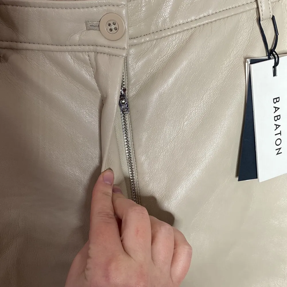 Aritzia Babaton Adrian faux leather high waisted shorts in sand white size 12 - Image 5