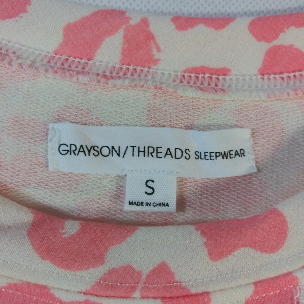 Grayson Threads Women's Pink Leopard Lips Printed Sleepwear Top Small - Image 6