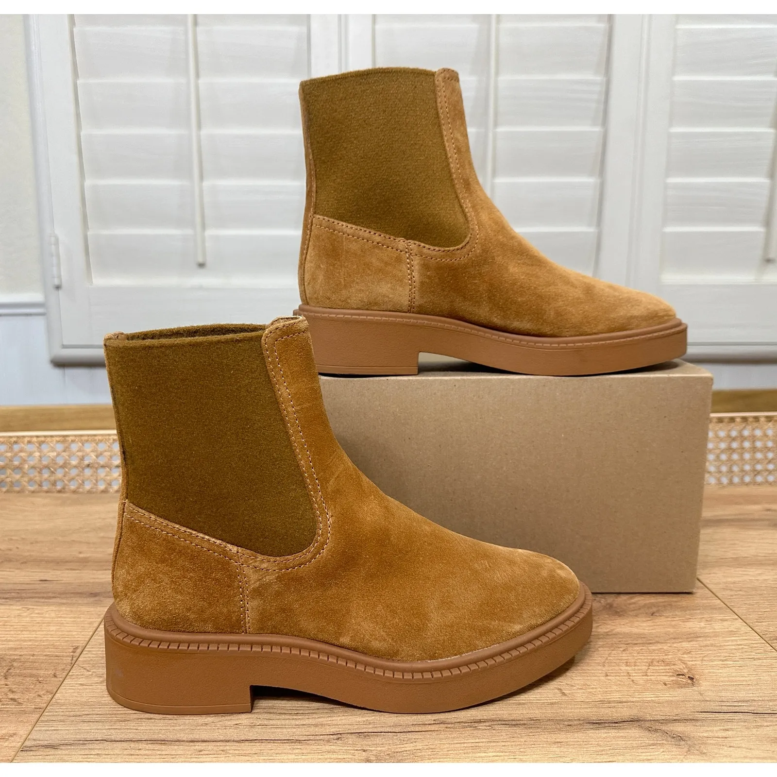 Vince Kegan Chelsea Ankle Boots Camel Suede Size 7 US Pre-Loved Water Repellant - Image 2