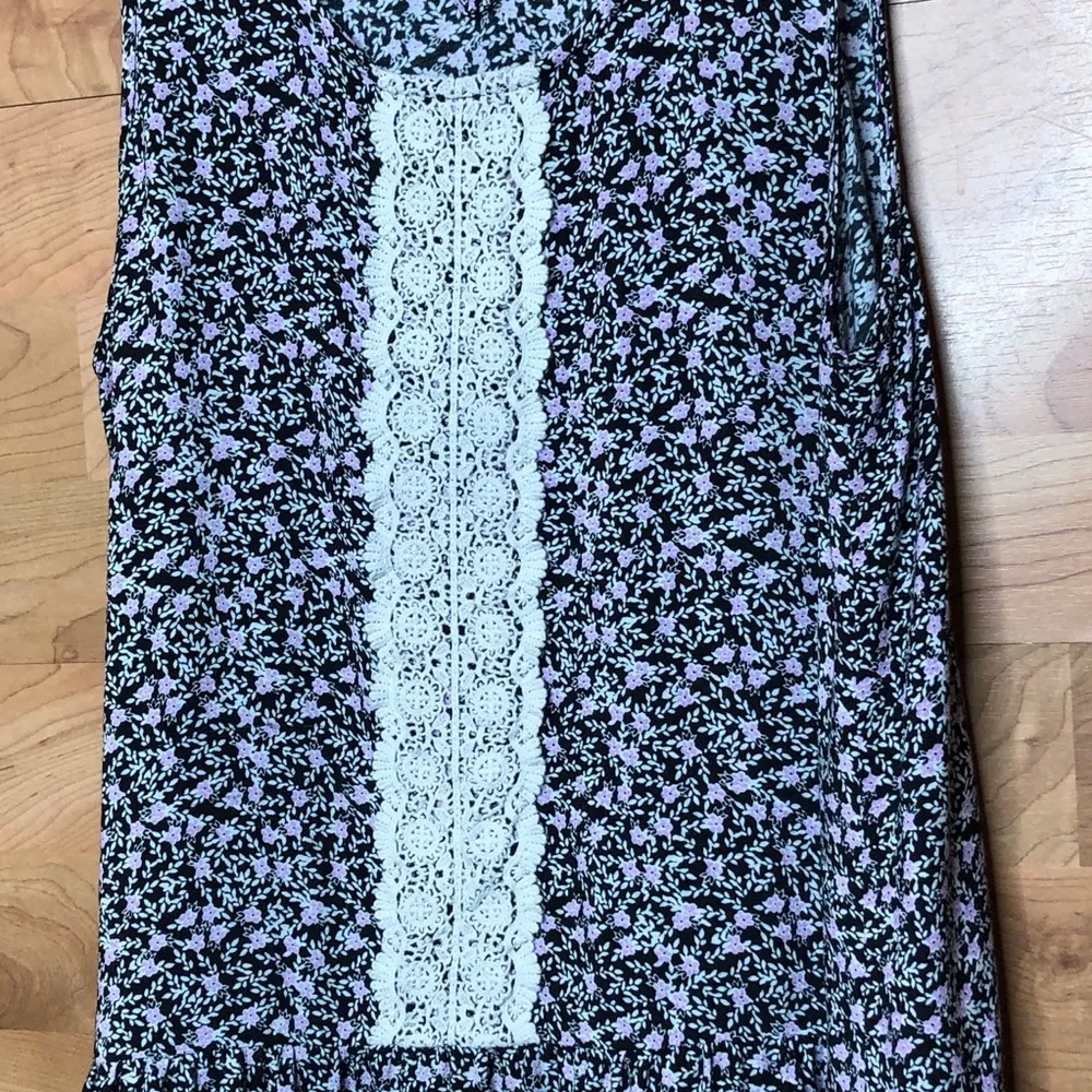 Medium Xhilaration Sleeveless Floral Baby Doll Top - Image 3