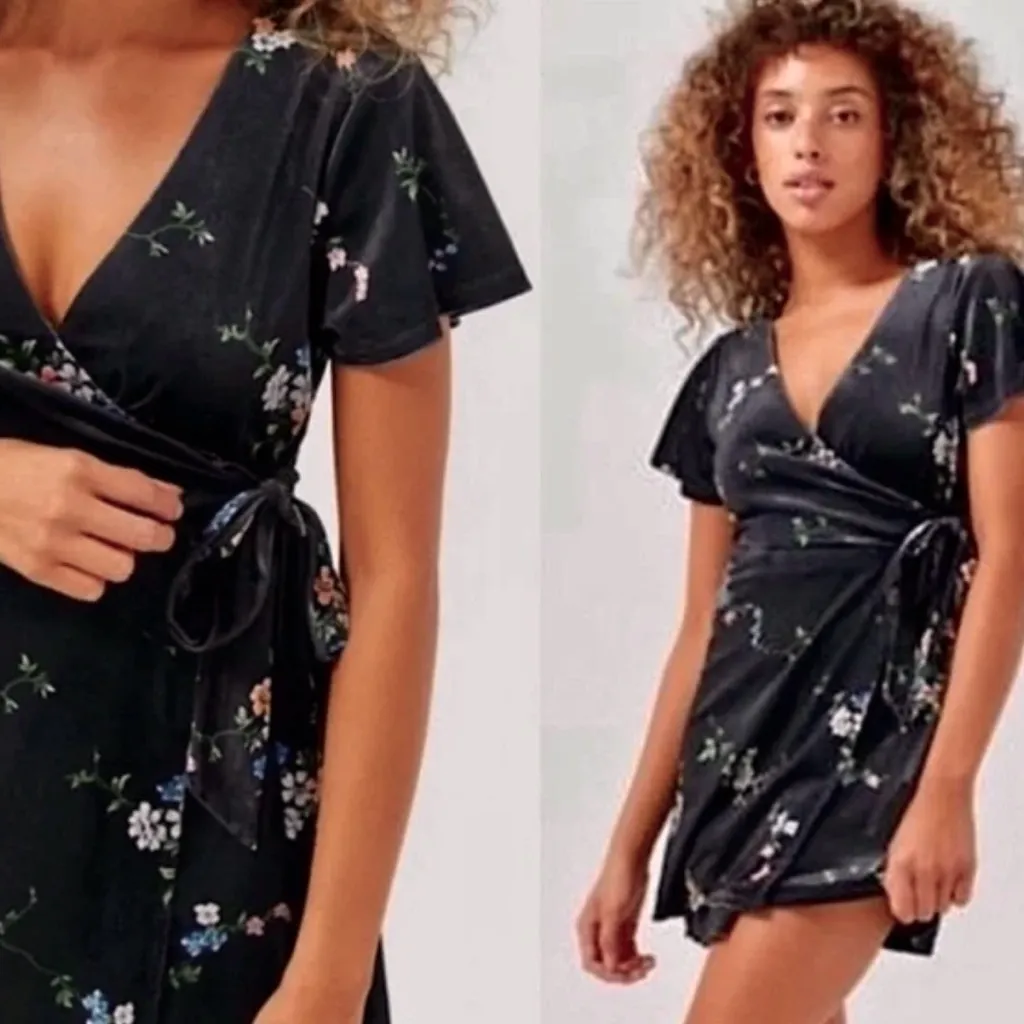 Urban Outfitters Velvet Wrap Mini Dress Black Floral Short Sleeve S V-Neck Party - Image 2