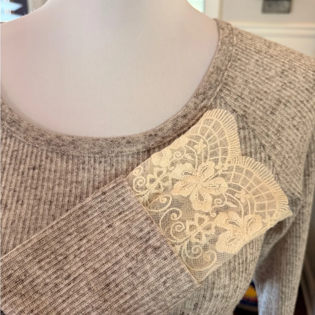 Twenty Second NWOT Gray Women's Long Sleeve Top w/ Lace Detail around Wrist - Image 4