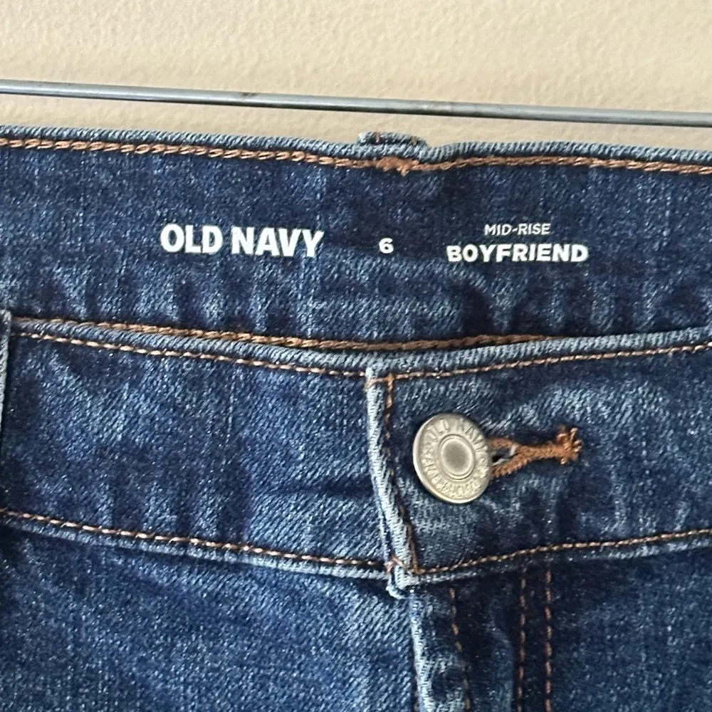 Old Navy Medium Wash Mid Rise Boyfriend Distressed Straight Leg Jeans Size 6 - Image 2