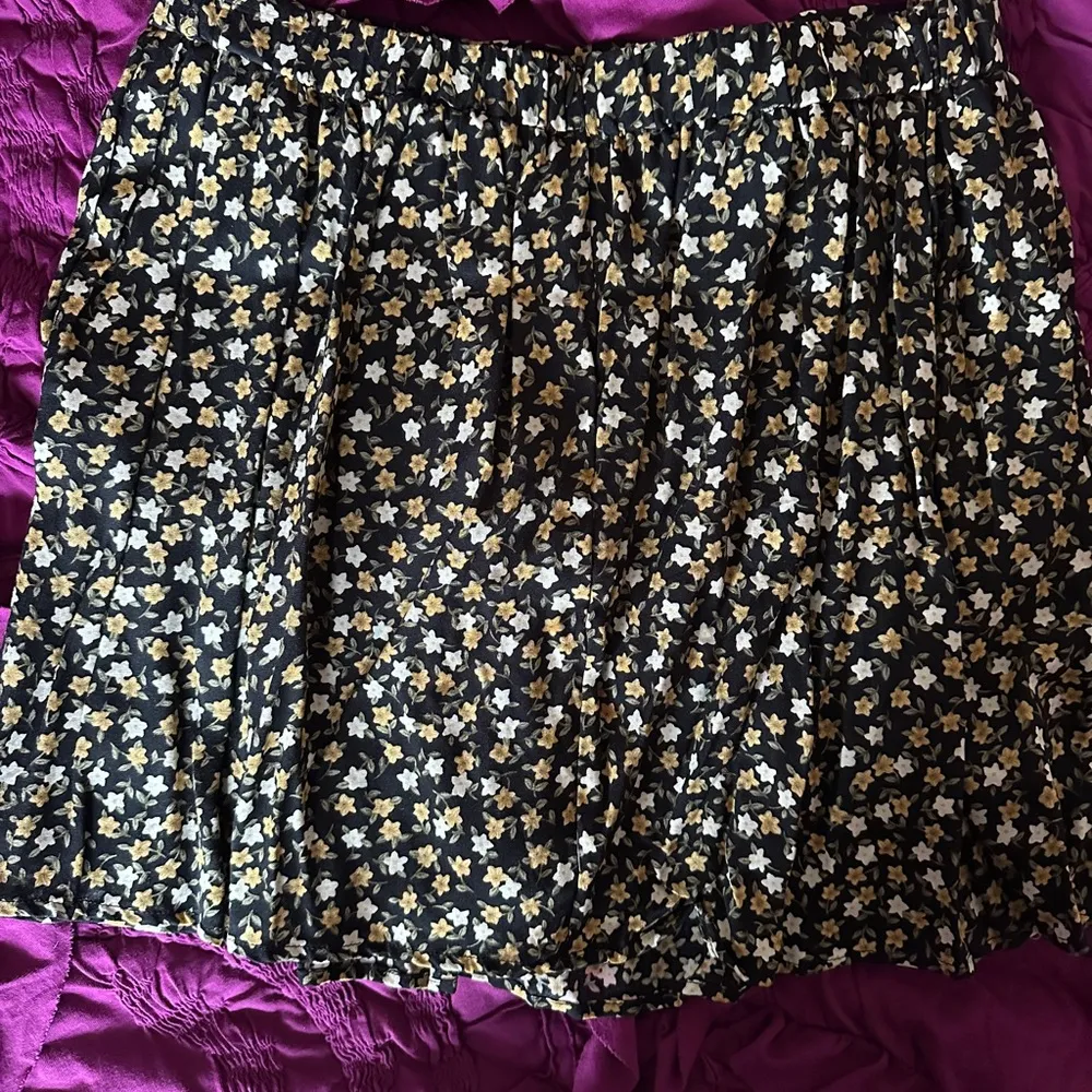 Urban Renewal Autumn Floral Short Skirt, Large, NWOT - Image 3