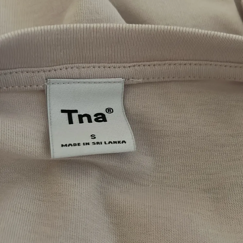 Cute Brand new with Tags Aritzia TNA Light Pink Super Cropped Tee - Image 6