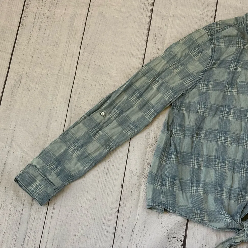 Be Cool size large blue plaid long sleeve tie front button shirt - Image 2