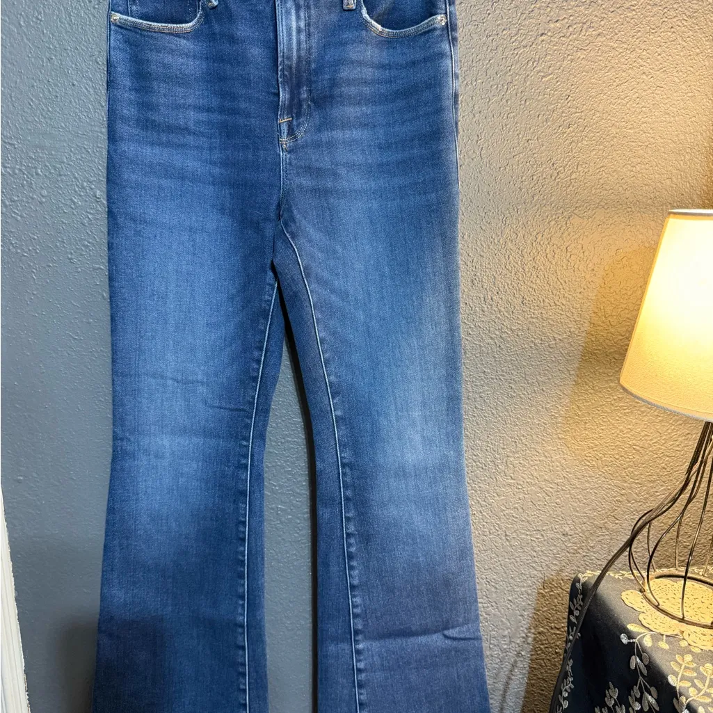 Good American Good Legs
Flare Jeans Elegant Indigo Flare Jeans for Women - Image 5