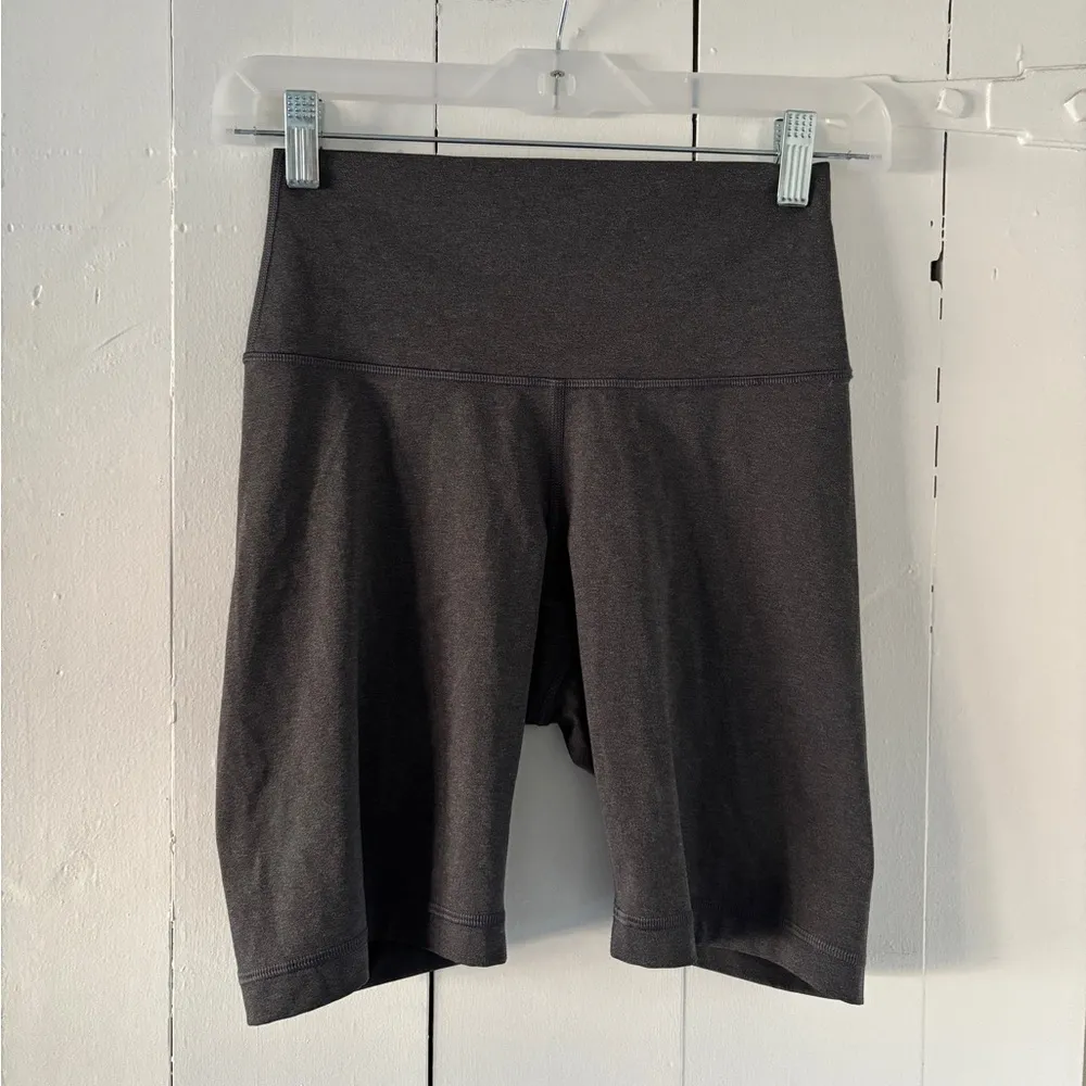 Everlane  Perform Women's Gray Biker Athletic Shorts Size Small - Image 2
