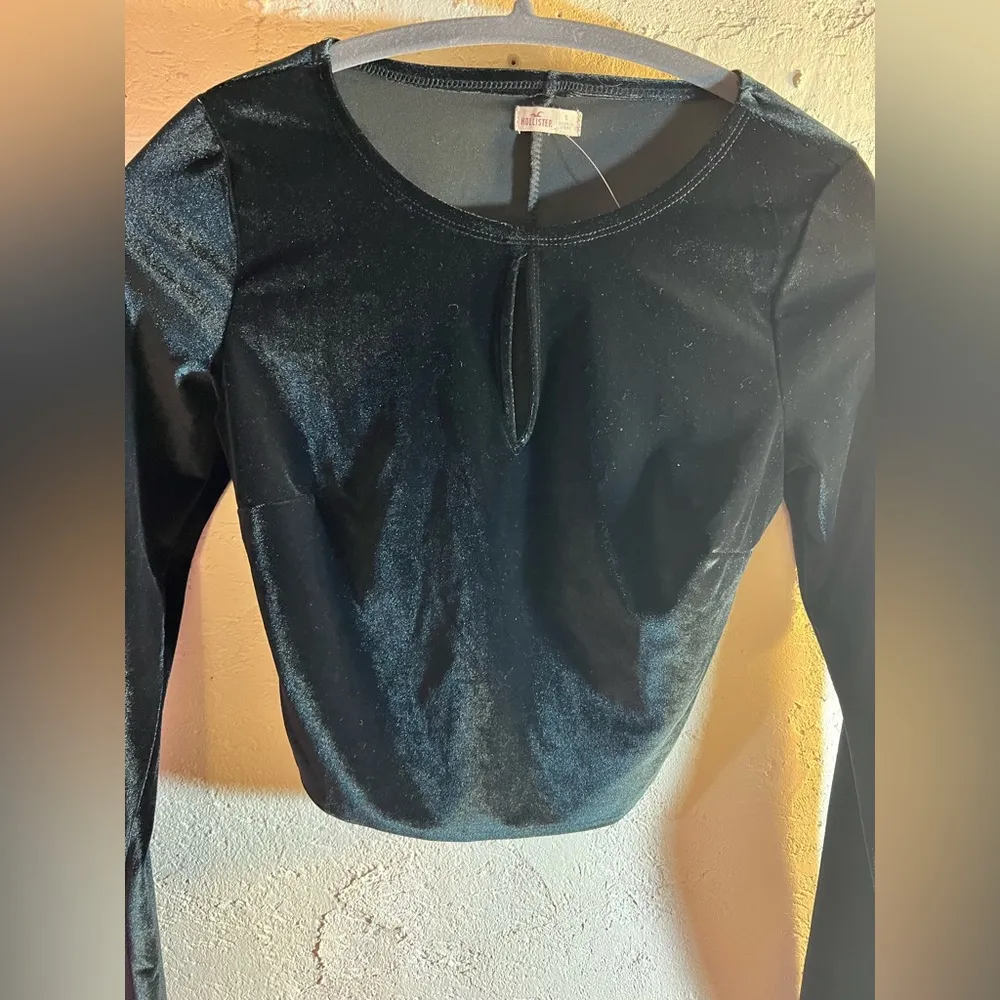 Hollister NWT Black Velvet Long Sleeve Cropped Top - Image 5