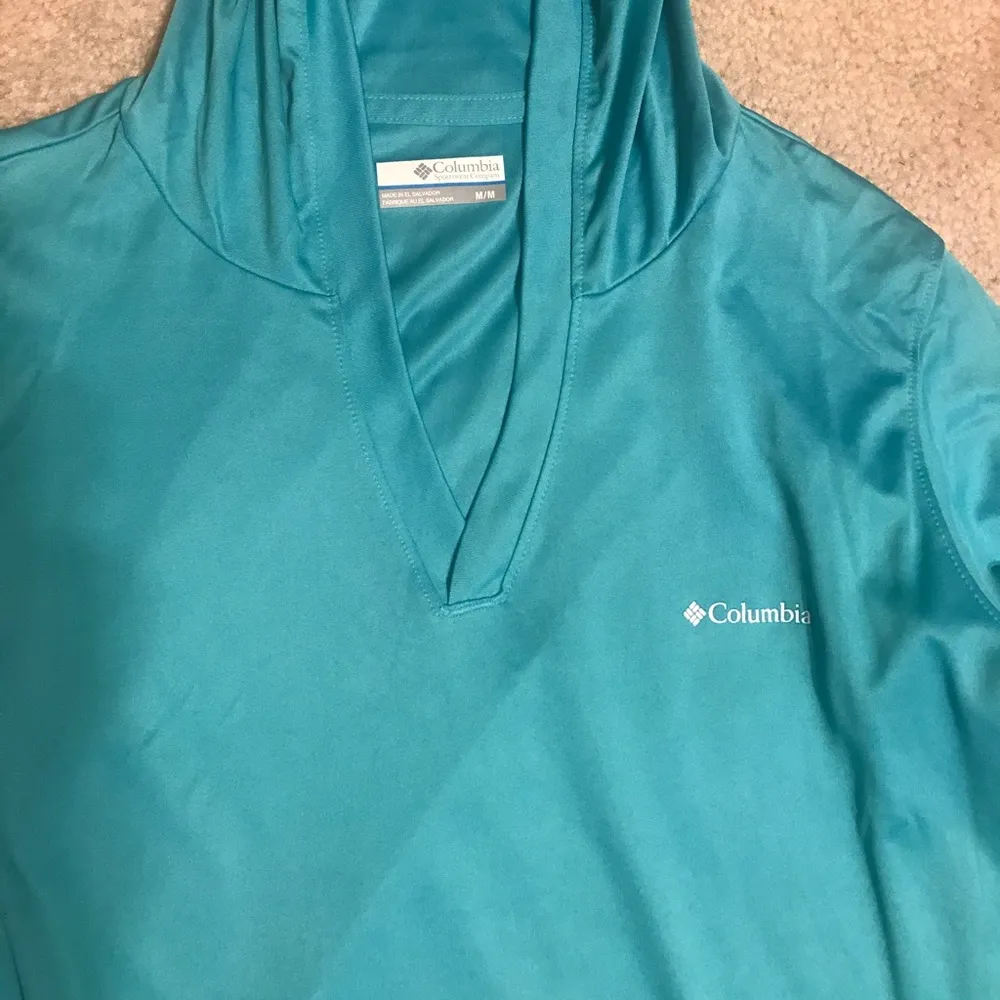 Women’s Hooded Columbia teal long sleeve shirt - Image 2