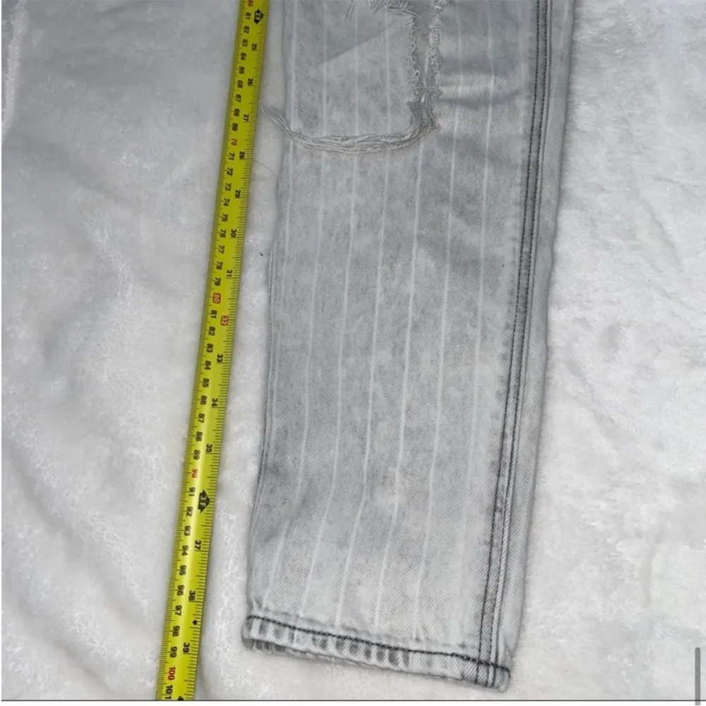 American Eagle High rise grey mom jean - Image 8