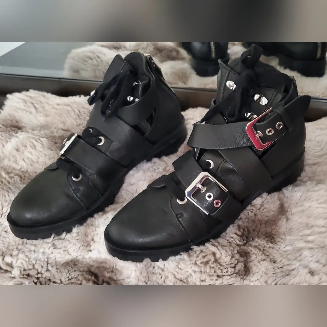 Dolce Vita Black Moto Boots with Buckle Detail Size:6.5 - Image 4