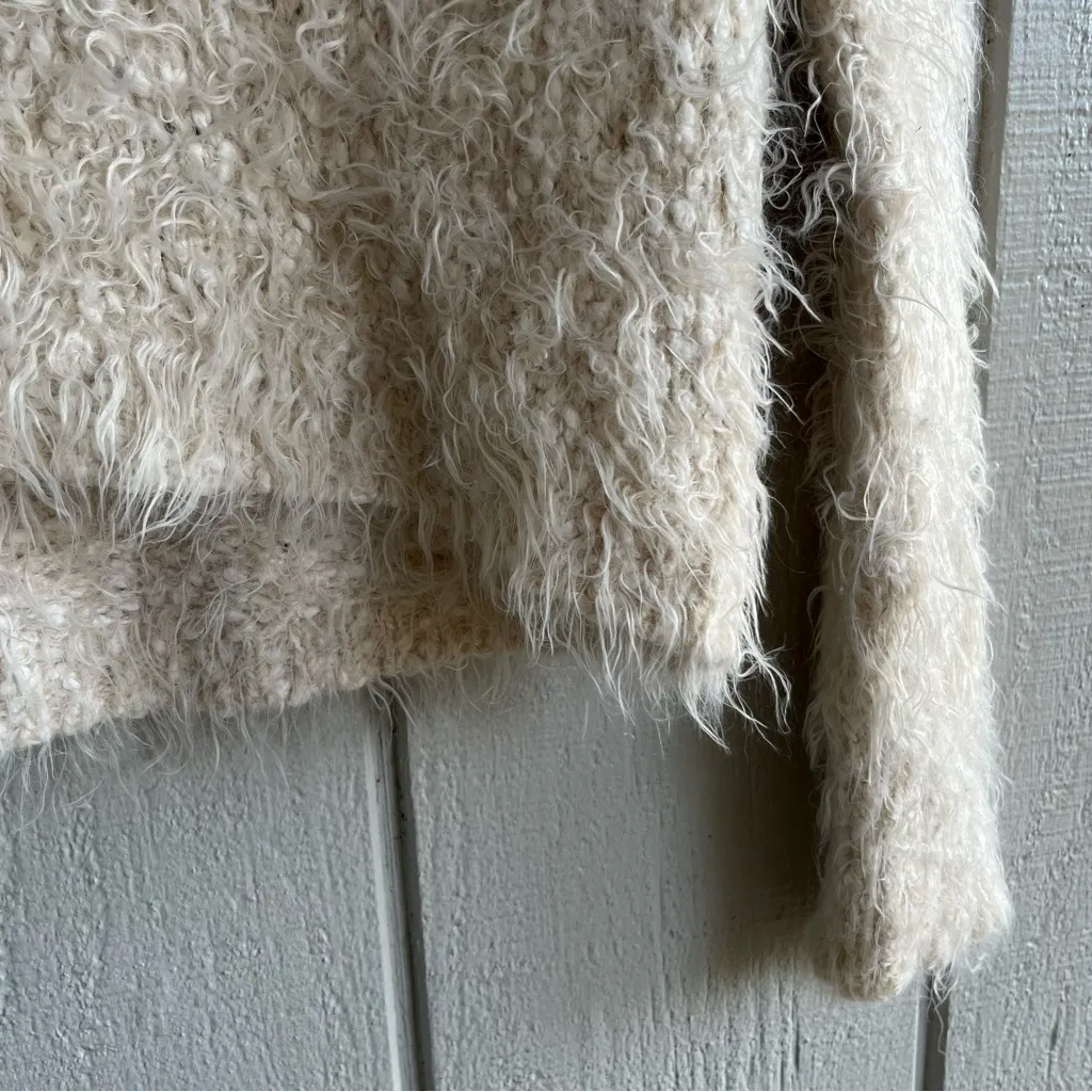 Anthro Knitted & Knotted Bouncle Eyelash V Neck Sweater in Snowfrost Cream XS - Image 6