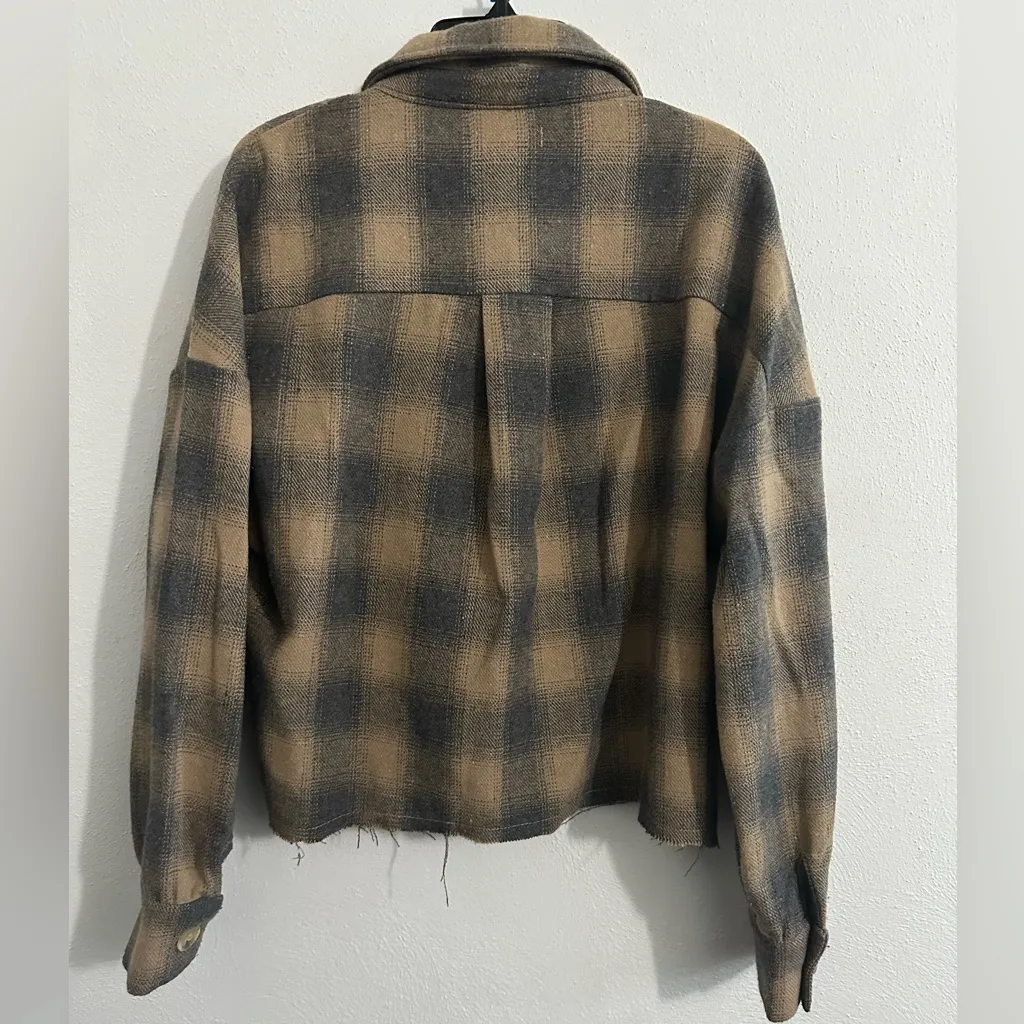 Mod Ref  cropped flannel size women’s small grey and tan long‎ sleeve - Image 3