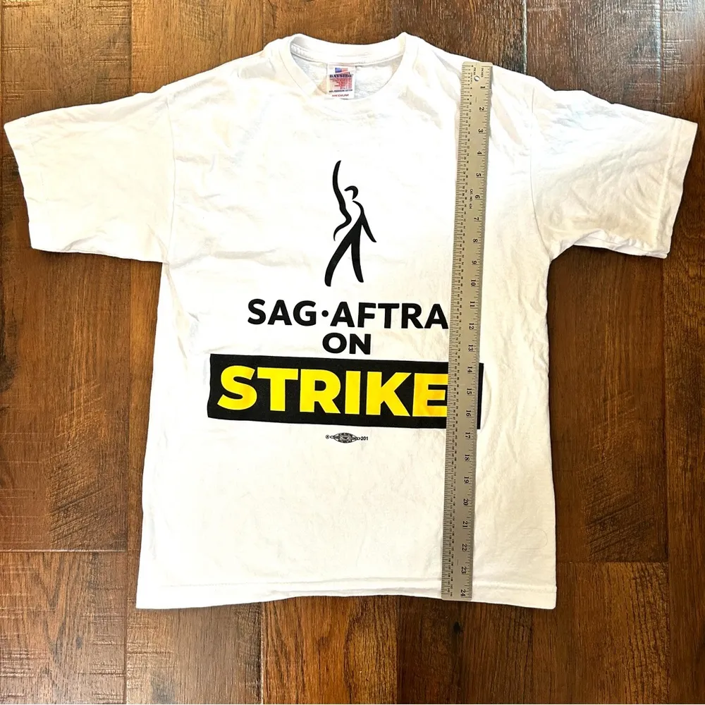 SAG / AFTRA collector’s on strike tee shirt, size M Size M - Image 4