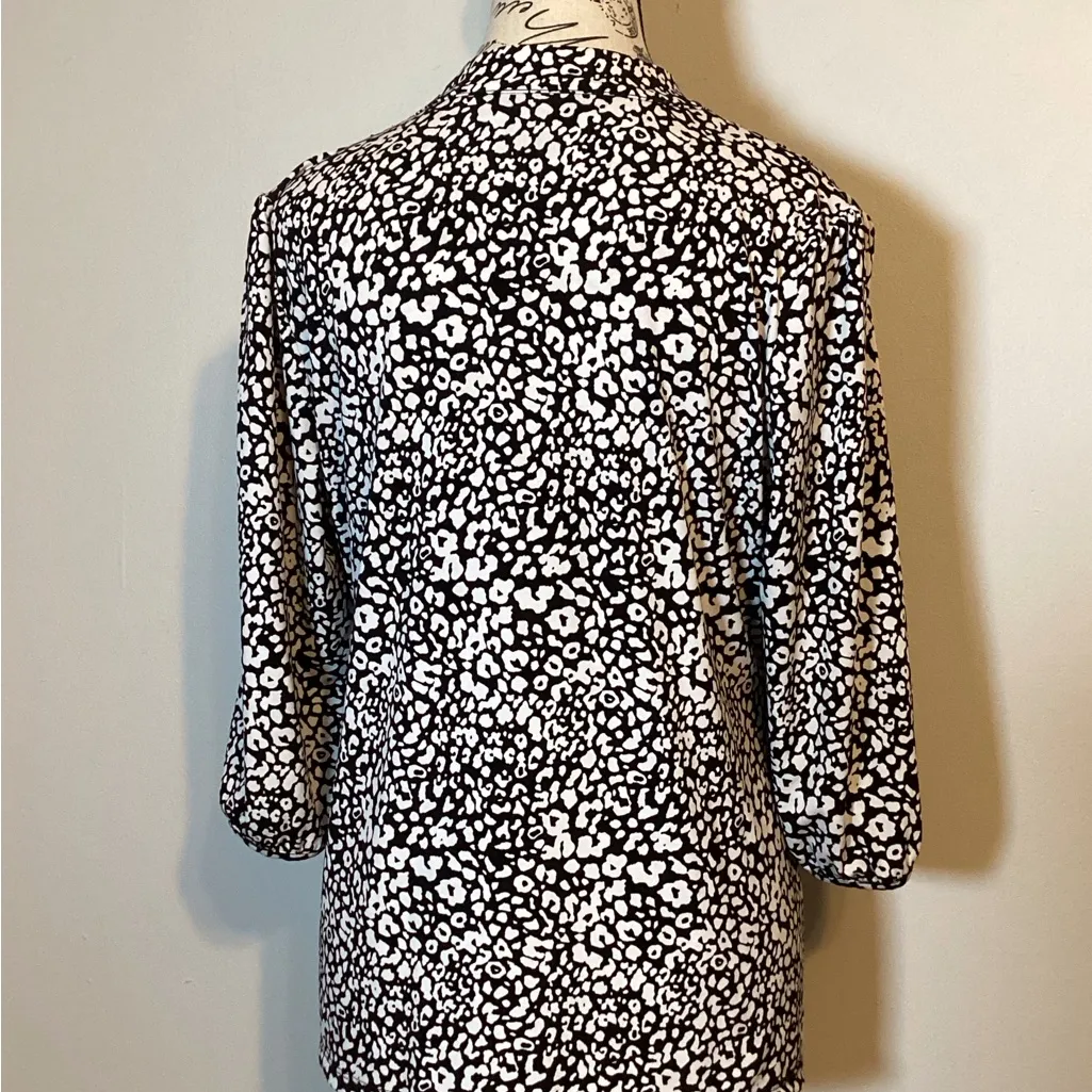 STYLE & CO PETITE ROUCHED TOP V-NECK PEASANT SLEEVED BLACK & WHITE TOP SZ. PL - Image 5