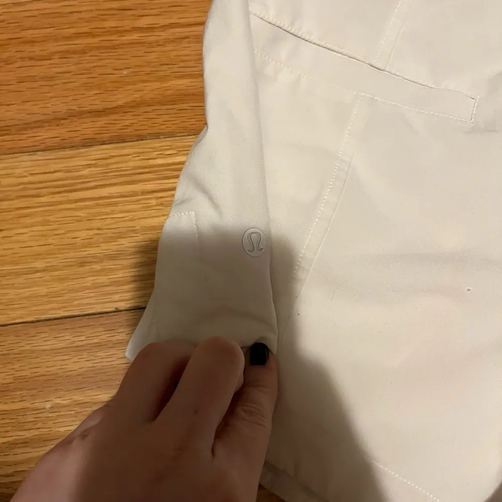lululmeon white high rise shorts size 4 - Image 4