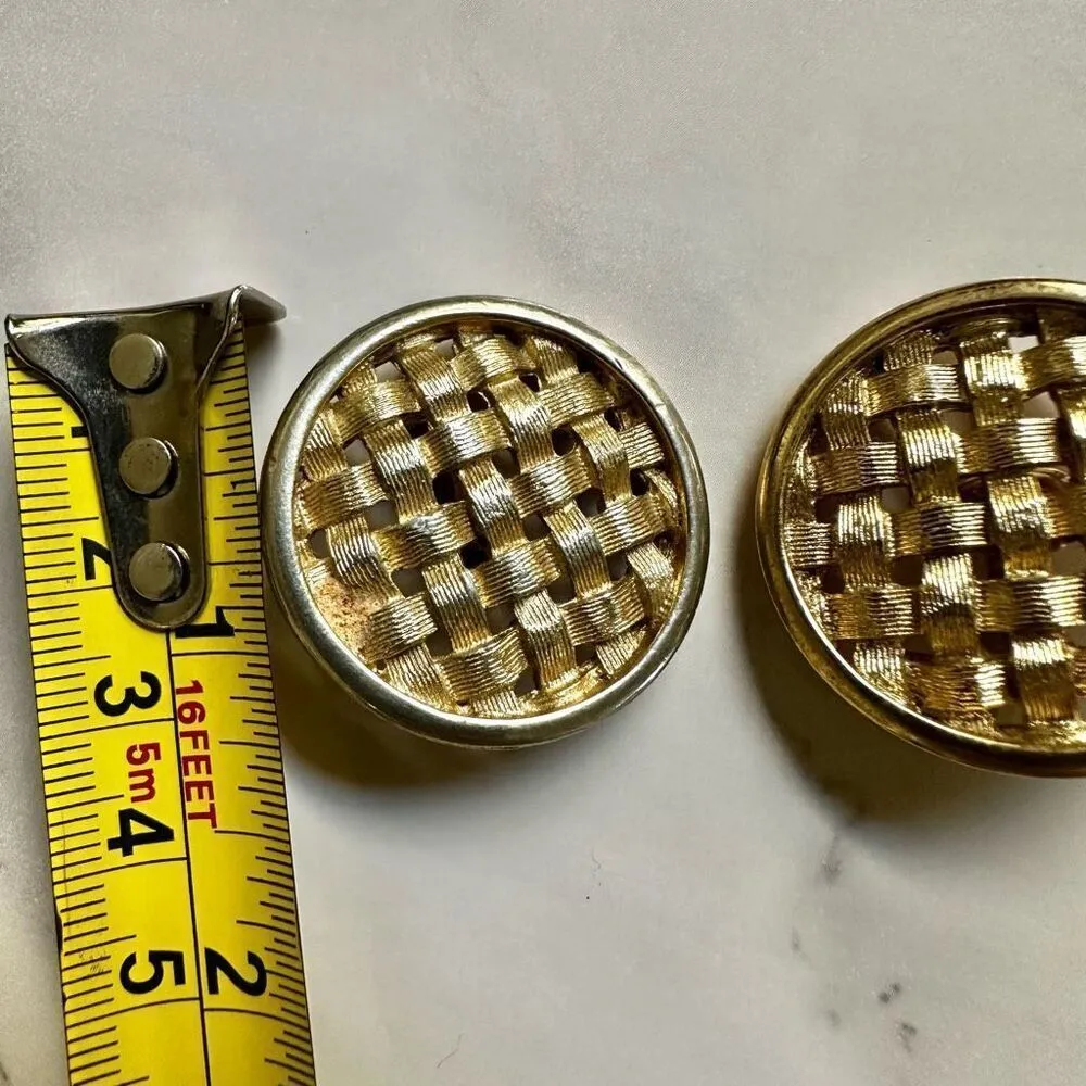 Sarah Coventry weaving ribbon gold tone vintage clip on earrings - Image 7