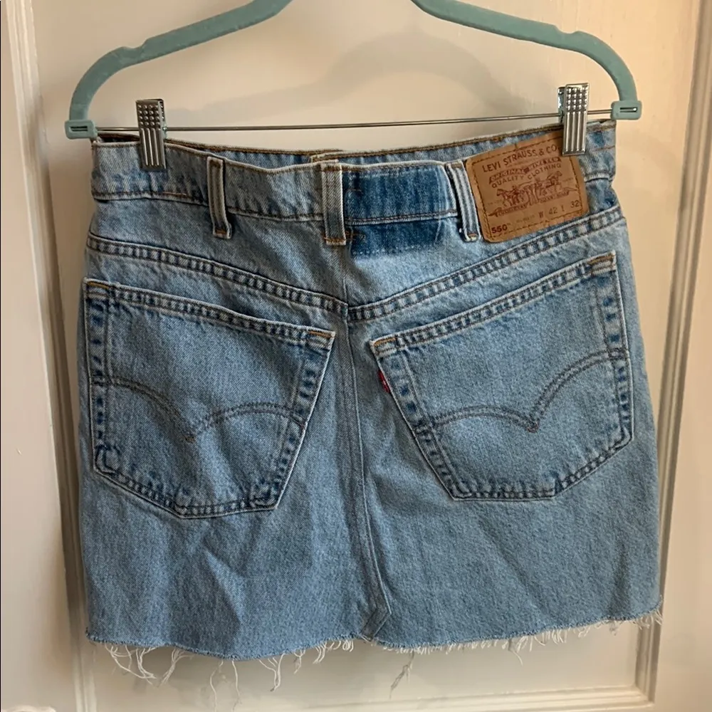 Levi’s 550 Classic Light Denim Mini Skirt Size 42x32 - Image 2