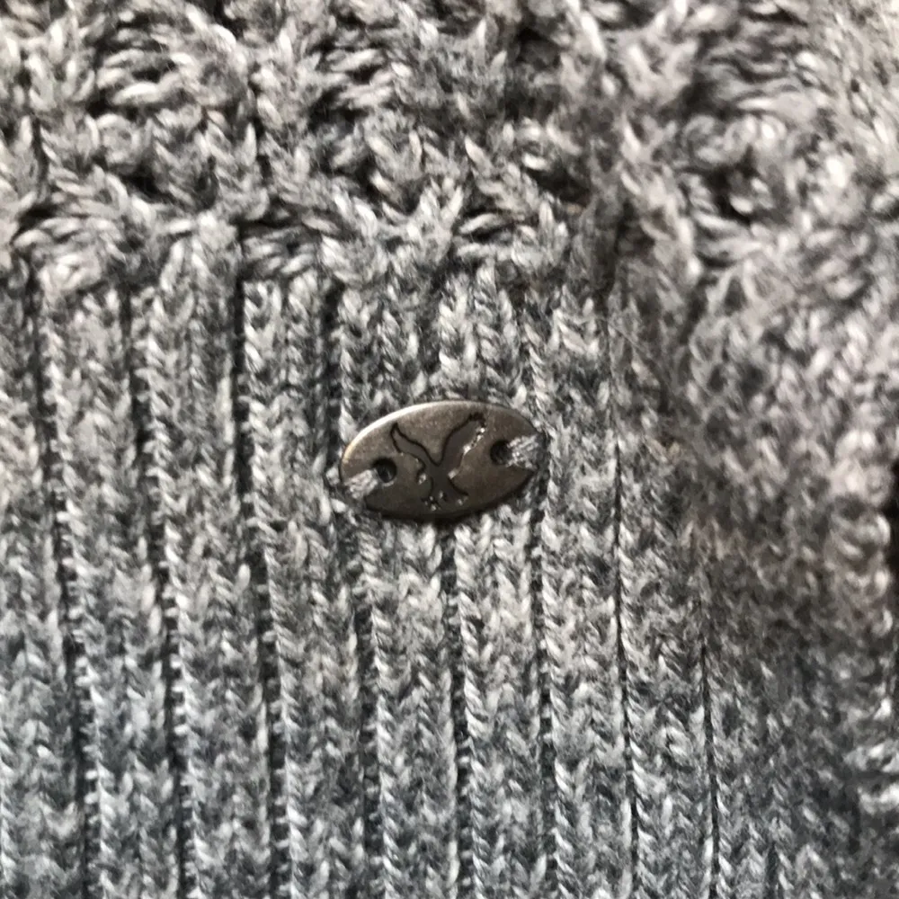 American Eagle Women’s Gray Knit V-Neck Sweater - Image 3