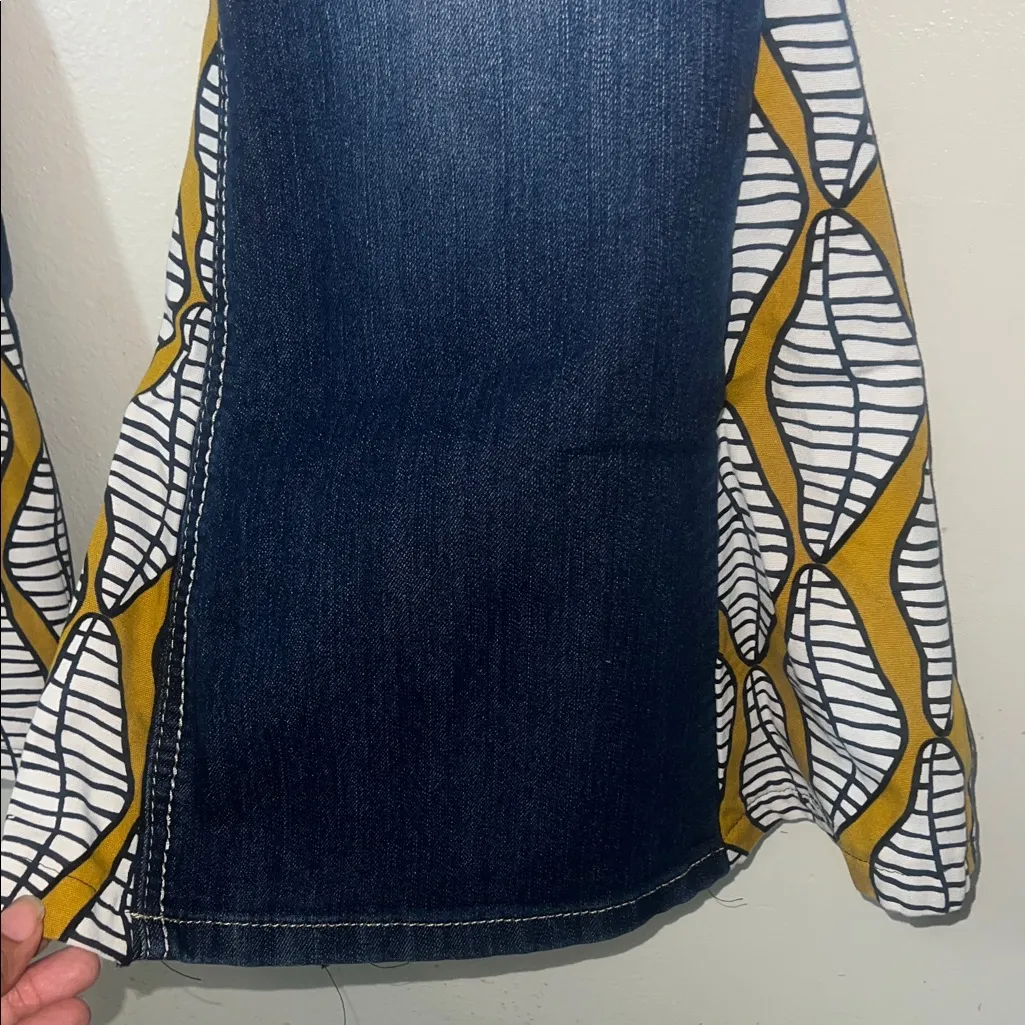 Vintage LEI Sophia Hipster Flare Medium Blue Flare Jeans with Patterned Accents Size undefined - Image 4