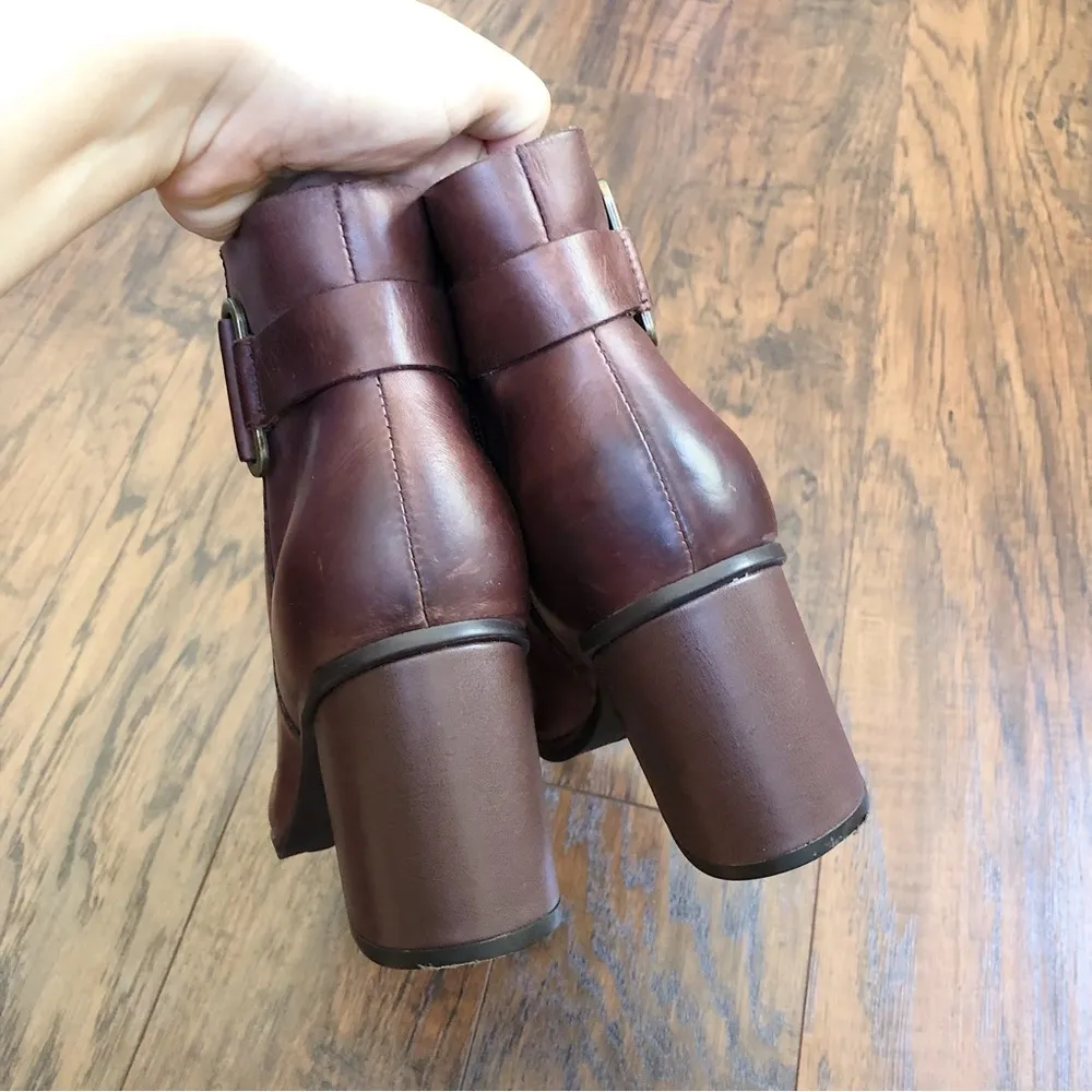 Korks • Decola Bootie brown block heel ankle boot moto leather cap toe - Image 7