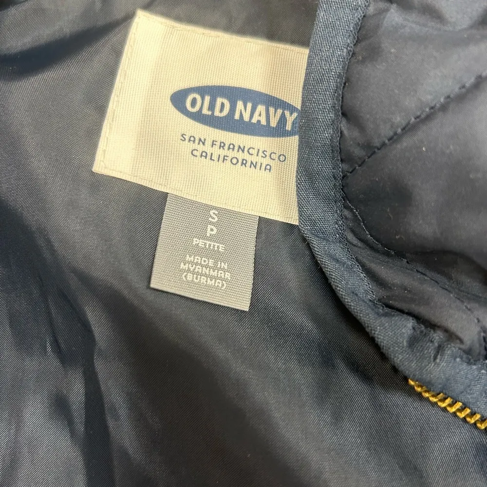Old navy quilted vest - Image 2