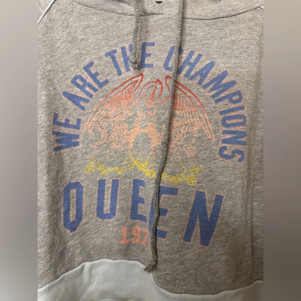 American Eagle Queen Graphic Cropped LS Hooded Sweatshirt - Image 3