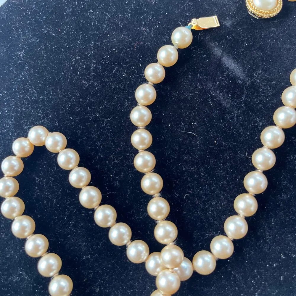 Vintage Crown Trifari Faux Pearl Necklace 22" Goldtone Hiddden Clasp Old Money - Image 3