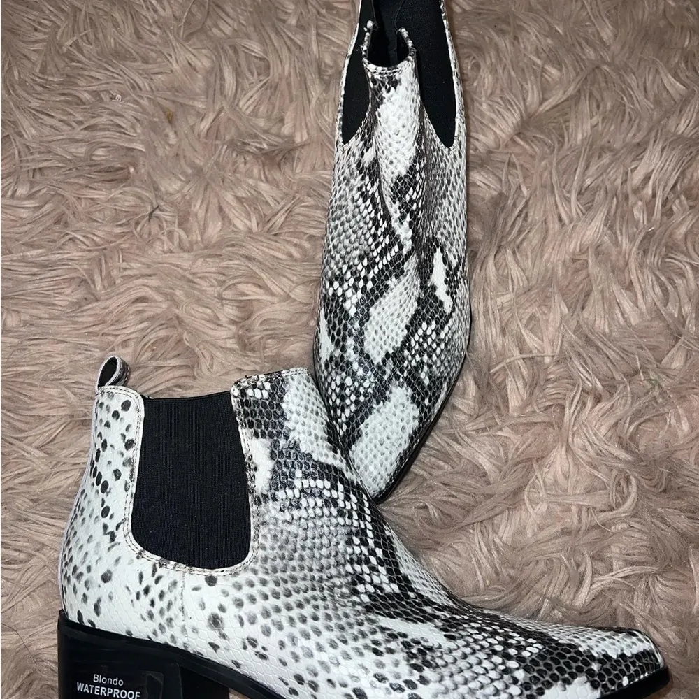 Blondo NWOT Size 8.5 Emilia Snakeskin Booties Waterproof - Image 3